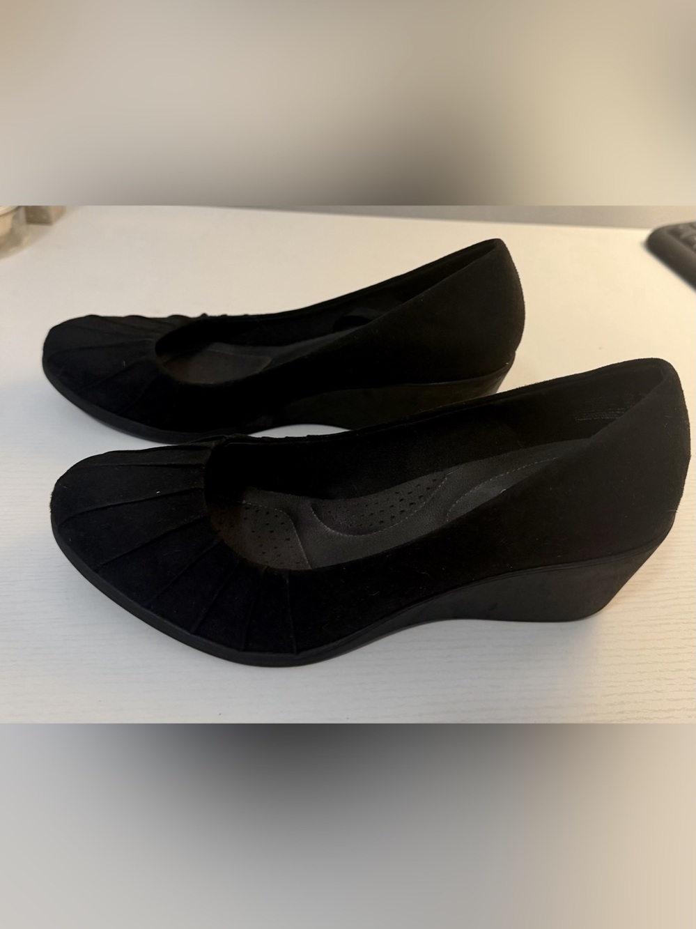 DexFlex Comfort Black Wedge Pumps